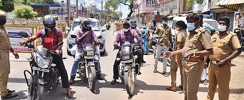 திருநெல்வேலியில் இருசக்கர வாகனங்களில் வந்தவர்களை தடுத்து விசாரிக்கும் போலீஸார். படம்: மு. லெட்சுமி அருண்.