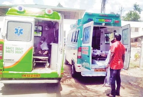 தஞ்சாவூர் மருத்துவக் கல்லூரி மருத்துவமனையில் நேற்று கரோனா நோயாளிகளுடன் காத்திருந்த ஆம்புலன்ஸ் வாகனங்கள்.