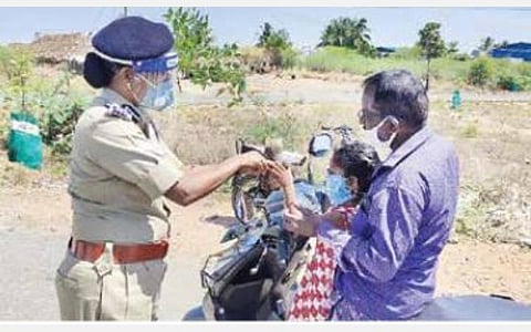 கரோனா தடுப்பு நெறிமுறைகளை பின்பற்றாமல் வாகனங்களில் வந்தவர்களுக்கு முகக்கவசம், மரக்கன்று வழங்கிய திருச்சி சரக டிஐஜி