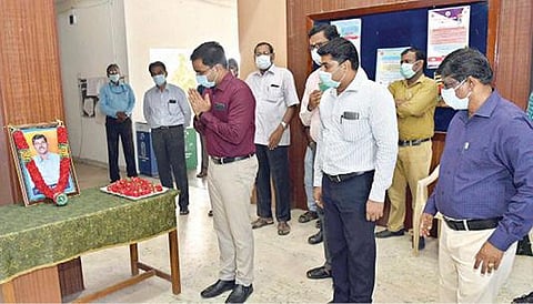 கரோனாவால் உயிரிழந்த வட்டாட்சியர் ராஜ்குமார் தங்கசீலன் படத்துக்கு தூத்துக்குடி ஆட்சியர் கி.செந்தில் ராஜ் மலர்தூவி அஞ்சலி செலுத்தினார். (உள்படம்) வட்டாட்சியர் ராஜ்குமார் தங்கசீலன்.