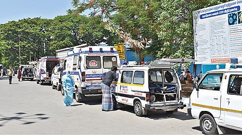 சேலம் அரசு மருத்துவமனையில் ஆக்சிஜன் படுக்கைகள் நிரம்பியதால், நேற்று சிகிச் சைக்கு வந்த கரோனா தொற்றால் பாதிக்கப்பட்டவர்கள் மருத்துவமனை வளாகத்தில் ஆம்புலன்ஸில் நீண்ட வரிசையில் காத்திருந்தனர். படம்: எஸ். குரு பிரசாத்