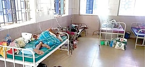 சிவகங்கை அரசு மருத்துவக் கல்லூரி மருத்துவமனை வரந்தாவில் ஏற்படுத்தப்பட்ட கரோனா வார்டு.