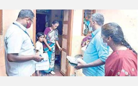 முதியோர் உதவித்தொகை கேட்டு விண்ணப்பித்த காமயக்கவுண்டன்பட்டியைச் சேர்ந்த மனுதாரர் வீட்டில் விசாரணை நடத்திய அதிகாரிகள்.