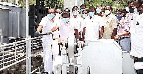 ஒட்டன்சத்திரம் அருகே பரப்பலாறு அணையில் இருந்து பாசனத்துக்கு தண்ணீர் திறந்துவைத்த உணவுத்துறை அமைச்சர் அர. சக்கரபாணி.