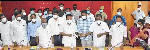 விழுப்புரம் ஆட்சியர் அலுவலகத்தில் அமைச்சர்கள் பொன்முடி, செஞ்சி கே.எஸ்.மஸ்தான் முன்னிலையில் இஎஸ் கல்விக் குழும தலைவர் சாமிக்கண்ணு ரூ.50 லட்சத்தை கரோனா நிவாரண நிதியாக வழங்கினார்.