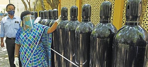 மத்திய அரசு வழங்கியிருக்கும் ஆக்சிஜன் சிலிண்டர்களை பார்வையிடுகிறார் துணைநிலை ஆளுநர் தமிழிசை சவுந்தரராஜன். படம்: எம்.சாம்ராஜ்