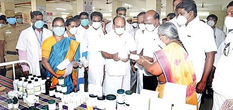 காஞ்சிபுரம் ஏனாத்தூர் மீனாட்சி மருத்துவக் கல்லூரி மருத்துவமனையில் கரோனா சித்த மருத்துவ சிறப்பு முகாமை தொடங்கிவைத்துப் பார்வையிட்ட அமைச்சர்கள் தா.மோ.அன்பரசன், மா.சுப்பிரமணியன். உடன், மாவட்ட ஆட்சியர் மகேஸ்வரி உள்ளிட்டோர்.