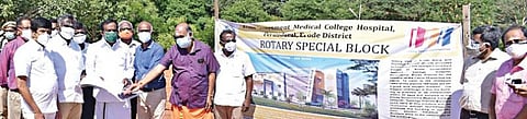 பெருந்துறையில் செயல்படும் ஈரோடு அரசு மருத்துவக் கல்லூரி மருத்துவமனை வளாகத்தில் ரோட்டரி சங்கம் சார்பில் 400 படுக்கை வசதியுடன் கூடிய கூடுதல் கட்டிடம் கட்டும் பணிகளை அமைச்சர் சு.முத்துசாமி தொடக்கி வைத்தார்.