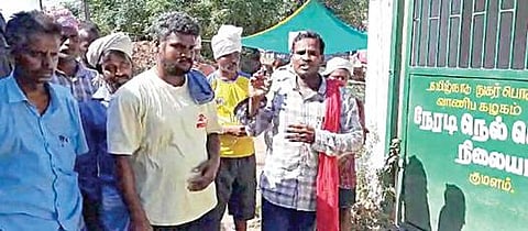 குமளம் நெல் கொள்முதல் நிலையத்தில் பணியாற்றும் கூலி தொழிலாளர்கள்.
