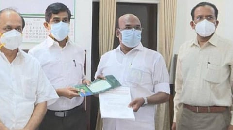 முதல்வர் பொது நிவாரண நிதிக்கு அதிமுக சார்பில் ரூ.1 கோடி: ஜெயக்குமார் வழங்கினார்