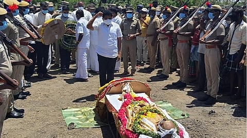 எழுத்தாளர் கி.ரா.வுக்கு இறுதி அஞ்சலி செலுத்திய மக்களவை எம்.பி.யும், எழுத்தாளருமான சு.வெங்கடேசன்.