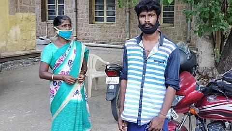 காணாமல் போன சிறுவனின் தாயும் சகோதரர் விக்னேஸ்வரன்.