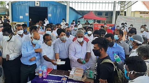 கரோனாவால் பாதிக்கப்பட்ட வெளிமாநிலத் தொழிலாளர்களுக்காக உதவி கேட்பு மையம்: அமைச்சர் தலைமையில் குழுவினர் ஆய்வு