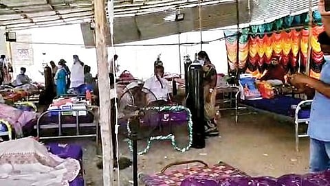 ஆரணியில் தனியார் கிளினிக்கின் தற்காலிக கூடாரத்தில் சிகிச்சை பெற்று வரும் கரோனா நோயாளிகள்.