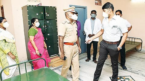 தி.மலையில் முன்கள பணியாளர்களுக்காக தொடங்கப்பட்டுள்ள கரோனா சிகிச்சை மையத்தை ஆய்வு செய்த மாவட்ட ஆட்சியர் சந்தீப் நந்தூரி. அருகில், எஸ்பி அரவிந்த் உள்ளிட்டோர்.