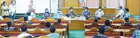 வேலூர் மாநகராட்சி அலுவலகத்தில் செயல்பட்டு வரும் கரோனா கட்டுப்பாட்டு கட்டளை அறையில் பணிபுரியும் அலுவலர்களுடன் ஆலோசனை நடத்திய மாவட்ட வருவாய் அலுவலர் பார்த்தீபன். அருகில், ஆணையர் சங்கரன் உள்ளிட்டோர்.படம்: வி.எம்.மணிநாதன்.