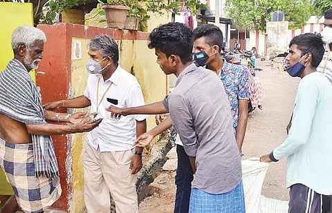 திருநெல்வேலியில் 2 ஆயிரம் குடும்பங்களுக்கு கபசுர குடிநீர் மூலிகை பொட்டலங்கள் விநியோகம் செய்யப்பட்டன.