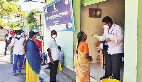 கிருஷ்ணகிரி நகரில் திருவண்ணாமலை சாலையில் அமைந்துள்ள நகர்புற ஆரம்ப சுகாதார நிலையத்தில் கரோனா பரிசோதனை மேற்கொள்ள நீண்ட வரிசையில் காத்திருந்த பொதுமக்கள்.