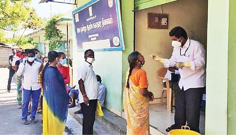 கிருஷ்ணகிரி நகரில் திருவண்ணாமலை சாலையில் அமைந்துள்ள நகர்புற ஆரம்ப சுகாதார நிலையத்தில் கரோனா பரிசோதனை மேற்கொள்ள நீண்ட வரிசையில் காத்திருந்த பொதுமக்கள்.