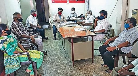 திருப்பூரில் நேற்று நடந்த அனைத்து பனியன் தொழிற்சங்கக் கூட்டத்தில் பங்கேற்றோர்.