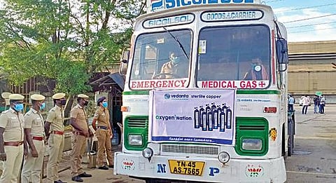 தூத்துக்குடி ஸ்டெர்லைட் ஆக்சிஜன் உற்பத்தி நிலையத்தில் நேற்று உற்பத்தி செய்யப்பட்ட திரவ ஆக்சிஜனை ஏற்றிக் கொண்டு தூத்துக்குடி அரசு மருத்துவக் கல்லூரி மருத்துவமனைக்கு புறப்பட்டுச் சென்ற டேங்கர் லாரி. படம்: என்.ராஜேஷ்