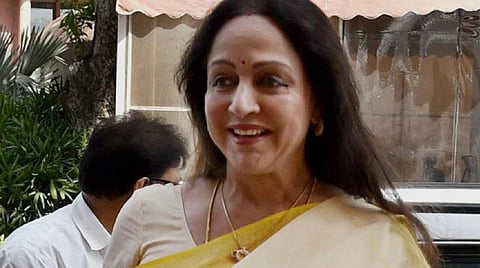 ஆக்சிஜன் செறிவூட்டிகளை வழங்கிய ஹேமமாலினி