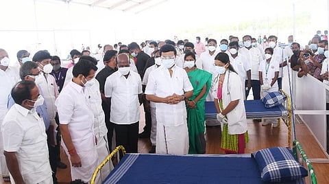 படுக்கை வசதிகளைப் பார்வையிட்ட முதல்வர் ஸ்டாலின்.