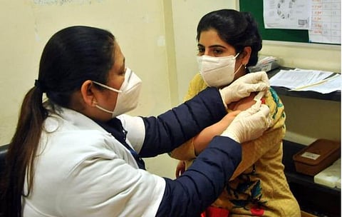 புதுச்சேரியில் தங்கிப் படிக்கும் வெளிமாநில மாணவர்களுக்கும் தடுப்பூசி: பல்கலை. மாணவர் பேரவை வலியுறுத்தல்