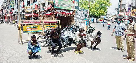 ஆரணியில் ஊரடங்கு உத்தரவை மீறி சுற்றித்திரிந்த இளைஞர்களுக்கு நூதன தண்டனை வழங்கிய காவல் துறையினர்.