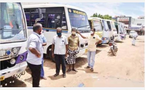 சாலை வரி கட்டுவதில் இருந்து விலக்கு கிடைக்குமா? - ஊரடங்கால் வாழ்வாதாரம் இழந்த வாடகை வேன், கார் ஓட்டுநர்கள்