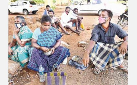 ஊரடங்கிலும் திருச்சிக்கு வேலை தேடி வரும் கட்டுமானத் தொழிலாளர்கள்: கரோனா பரவல் அச்சம் இருந்தாலும் குடும்பத்தை காப்பாற்ற வேறு வழியில்லை என ஆதங்கம்