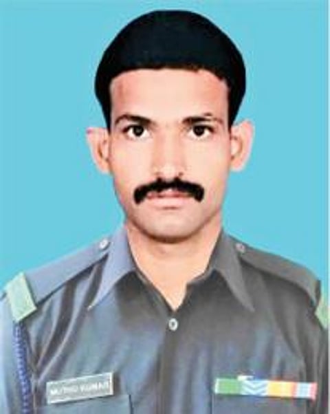 கொல்கத்தாவில் உயிரிழந்த ராணுவ வீரர் முத்துக்குமார் உடல் அவரது சொந்த ஊரான கோவில்பட்டி அருகே நக்கலமுத்தன்பட்டியில் ராணுவ மரியாதையுடன் தகனம் செய்யப்பட்டது