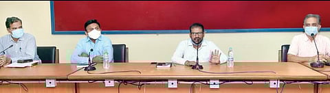 கிருஷ்ணகிரியில் தனியார் மருத்துவமனை உரிமையாளர்கள், மருத்துவர்களுடன் நடந்த ஆலோசனைக் கூட்டத்தில் ஆட்சியர் ஜெயசந்திர பானு ரெட்டி பேசினார்.