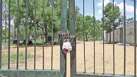 சிவகாசி அருகே ஆனையூரில் விதியை மீறி செயல்பட்டதால் `சீல்' வைக்கப்பட்ட பட்டாசு ஆலை.