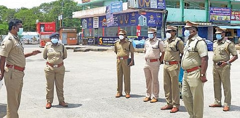 திண்டுக்கல் பேருந்துநிலையத்தில் ஆய்வு செய்த தென்மண்டல ஐ.ஜி., அன்பு. உடன் எஸ்.பி., ரவளிபிரியா