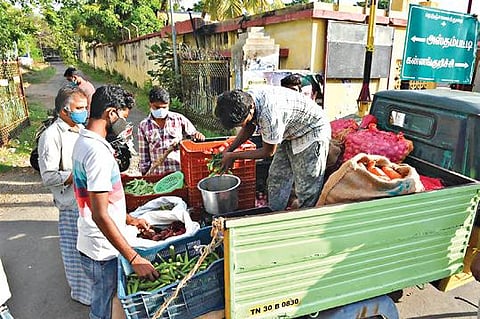 சேலம் அஸ்தம்பட்டி பகுதியில் வாகனம் மூலம் விற்பனையான காய்கறிகளை ஆர்வத்துடன் வாங்கிய பொதுமக்கள். படம்: எஸ்.குரு பிரசாத்