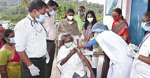 பழங்குடியினரின் இருப்பிடங்களுக்கே சென்று தடுப்பூசி: நீலகிரி மாவட்ட கண்காணிப்பு அலுவலர் சுப்ரியா சாஹூ தகவல்