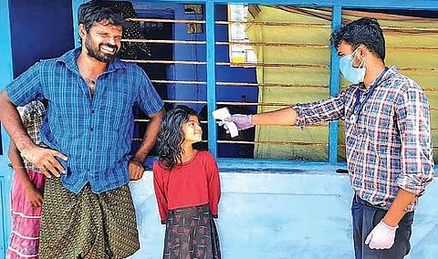 தெங்குமரஹாடாவில் கரோனா பரவலை தடுக்க வீடு,வீடாக சென்று இளம் மருத்துவர் விழிப்புணர்வு