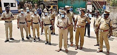 தூத்துக்குடி ஸ்டெர்லைட் ஆலையில் ஆக்சிஜன் உற்பத்தி நடைபெறுவதை முன்னிட்டு ஆலை வாயிலில் பலத்த போலீஸ் பாதுகாப்பு போடப்பட்டுள்ளது. படம்: என்.ராஜேஷ்