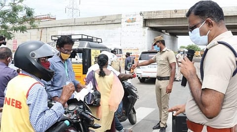 தூத்துக்குடி எப்சிஐ ரவுண்டானா பகுதியில் ஊரடங்கை மீறி வாகனங்களில் வெளியே சுற்றியவர்களை எஸ்பி எஸ்.ஜெயக்குமார் தடுத்து நிறுத்தி அறிவுரை வழங்கினார். படம்: என்.ராஜேஷ்