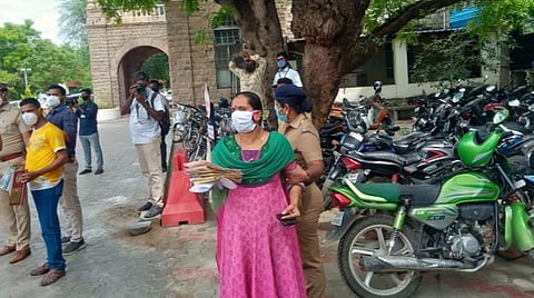 மதுரையில் மனு கொடுக்க முயன்ற பெண்ணை தடுத்த காவலர்கள்: காரை நிறுத்தி உறுதியளித்த முதல்வர் ஸ்டாலின்