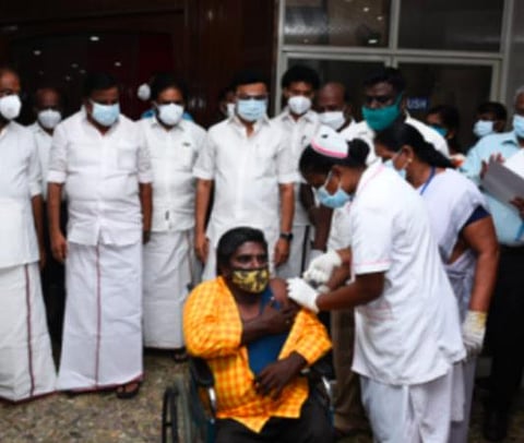 தடுப்பூசி செலுத்தப்படுவதைப் பார்வையிட்ட முதல்வர் ஸ்டாலின்.