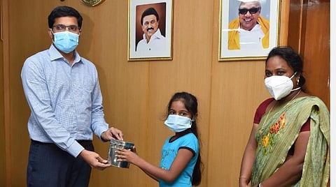 தந்தை நினைவாக ஆதரவற்றோரின் உணவுக்காகச் சேமித்த உண்டியல் பணம்: கரோனா நிவாரண நிதியாக வழங்கிய மாணவி