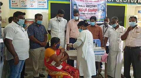 வாணியம்பாடி அடுத்த ஈச்சங்கால் ஊராட்சியில் கரோனா தடுப்பூசி முகாமை வட்டார மருத்துவ அலுவலர் பசுபதி தொடங்கி வைத்தார். அருகில் வாணியம்பாடி எம்எல்ஏ செந்தில்குமார் உள்ளிட்டோர்.