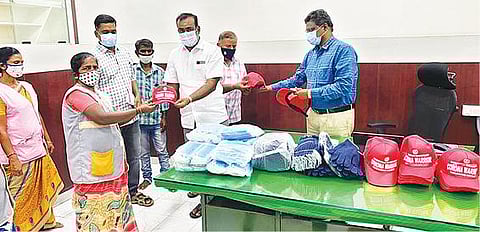 காங்கிரஸ் கட்சி சார்பில் பொதுமக்களுக்கு முகக்கவசம், கபசுர குடிநீர் வழங்கல்