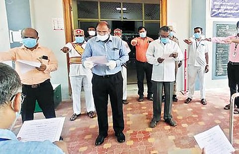 திருப்பத்தூர் மாவட்ட ஆட்சியர் அலுவலகத்தில் ஆட்சியர் சிவன் அருள் தலைமையில் நேற்று கொடுஞ்செயல் உறுதிமொழியை ஏற்ற அதிகாரிகள். அடுத்த படங்கள்: ராணிப்பேட்டை மாவட்ட ஆட்சியர் அலுவலகத்தில் ஆட்சியர் கிளாட்ஸ்டன் புஷ்பராஜ் தலைமையில் உறுதிமொழி ஏற்கப்பட்டது. அருகில், மாவட்ட வருவாய் அலுவலர் ஜெயச்சந்திரன் உள்ளிட்டோர். வேலூர் மாவட்ட ஆட்சியர் அலுவலகத்தில் ஆட்சியரின் நேர்முக உதவியாளர் (பொது) விஜயராகவன் தலைமையில் உறுதிமொழி ஏற்ற அலுவலர்கள். கடைசிப் படம்: வேலூர் எஸ்.பி., அலுவலகத்தில் காவல் கண்காணிப்பாளர் செல்வகுமார் தலைமையில் உறுதிமொழி ஏற்கப்பட்டது.