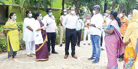 சித்த மருத்துவ கரோனா சிகிச்சை மையத்தை தென்காசி மாவட்ட ஆட்சியர் சமீரன் ஆய்வு செய்தார்.