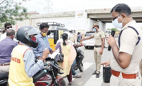 தூத்துக்குடி எப்சிஐ ரவுண்டானா பகுதியில் ஊரடங்கை மீறி வாகனங்களில் வெளியே சுற்றியவர்களை எஸ்பி ஜெயக்குமார் எச்சரித்தார்.