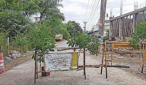 விழுப்புரம் அருகே நன்னாடு கிராமத்தில் கரோனா தொற்றை கட்டுப்படுத்த கிராம எல்லையில் தடுப்பு அமைக்கப்பட்டு வேப்பிலையை சொருகி வைத்துள்ளனர்.