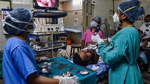 கருப்பு பூஞ்சை தொற்று; குஜராத்தில் 2,281 - மகாராஷ்டிராவில் 2,000 பேர் பாதிப்பு